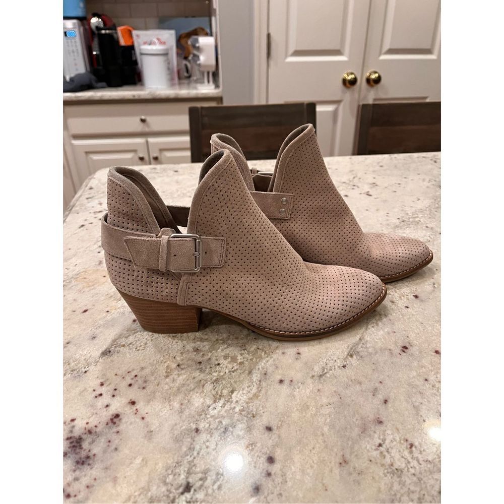 Dolce Vita Simon Tan Perforated Suede Bootie sz 9.5 EUC